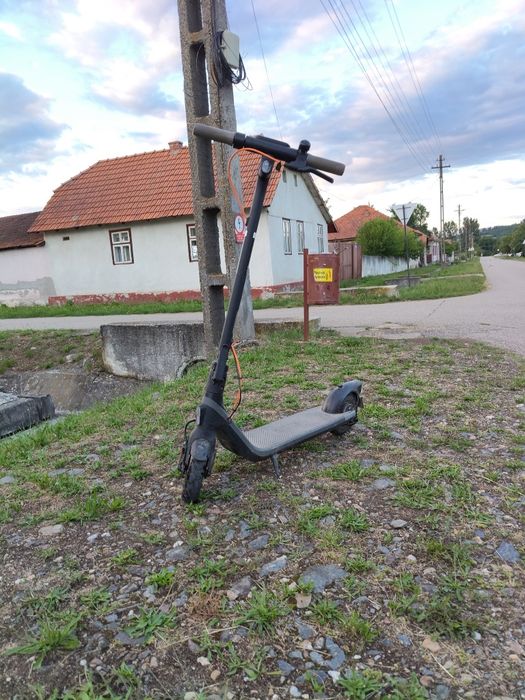 Trotineta ninebot aproape nouă ,mai are un an garanție, preț negociabil