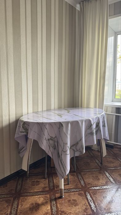 Продается стеклянный стол 13 000 тг.