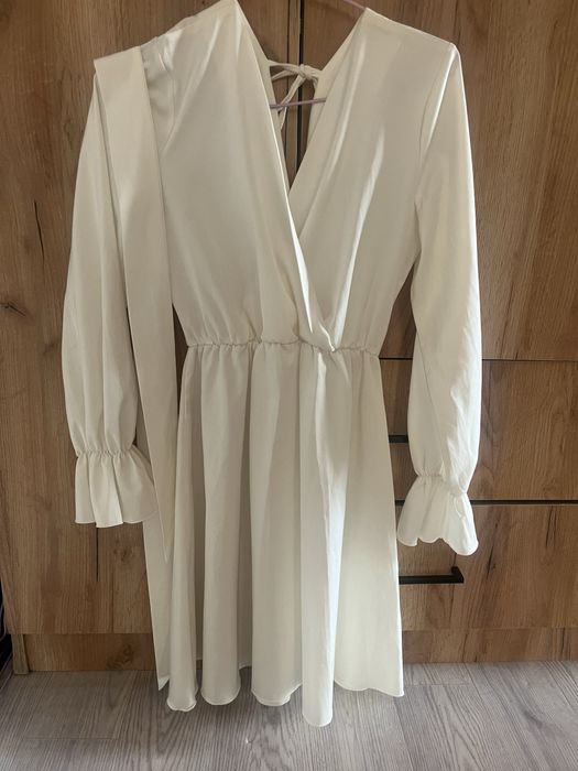 Белое платье с открытой спиной