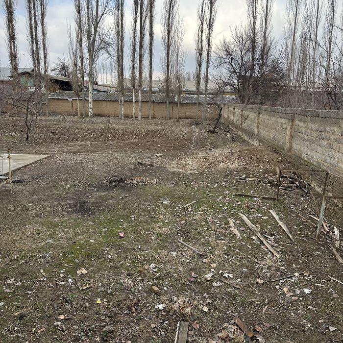 Юкори Чирчик тумани Каварданда  ер сотилади. 3 сотих. 8х40.