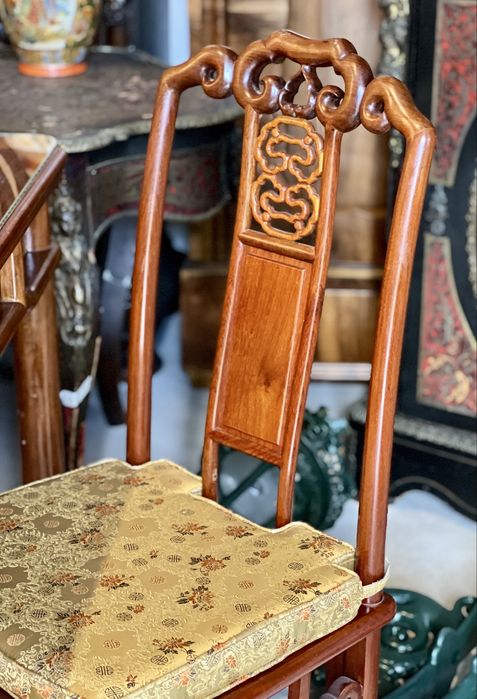 Masă din lemn masiv cu 4 scaune, stil asiatic, foarte elegantă și bine întreținută