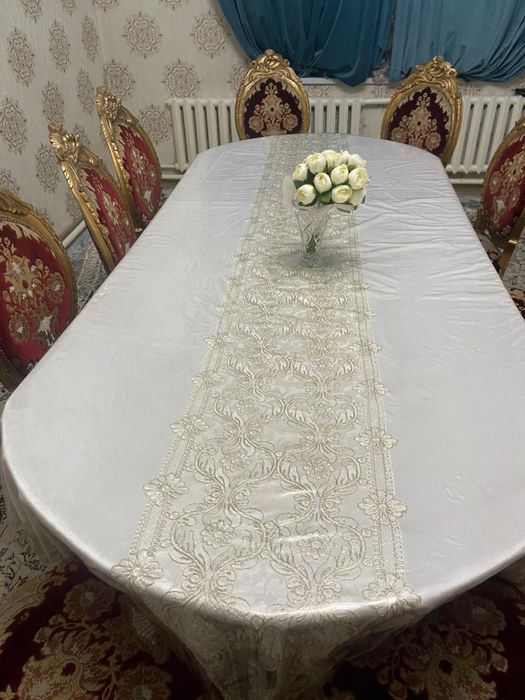 Стол и стулья для гостиный