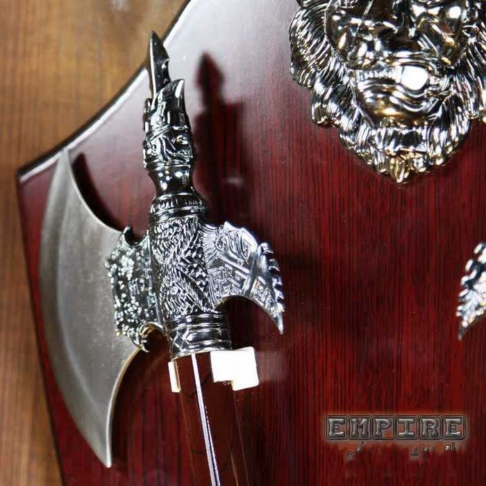 Два броя брадвички с поставка за стена и крепежни елементи