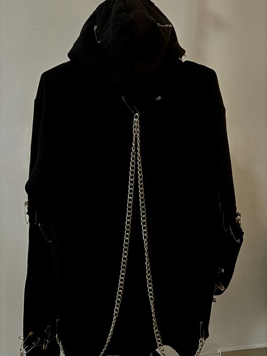 Hanorac personalizat cu detalii metalice si lanturi