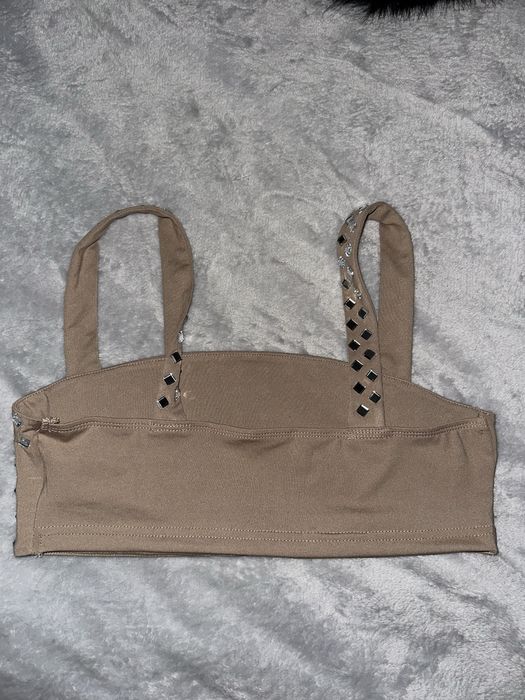 Бежов топ с камъчета