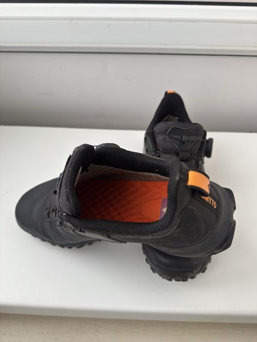 Продам демисезонные кроссовки