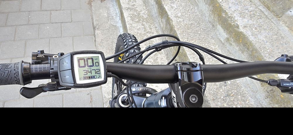 Bicicleta electrică full suspension