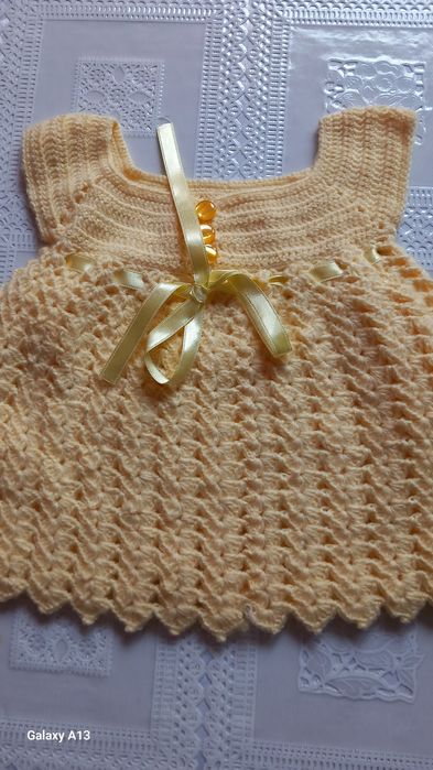 Предлагам красиви нови ръчноплетени детски и бебешки дрешки