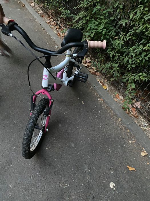 Bicicleta cu roti ajutatoare 4-7 ani