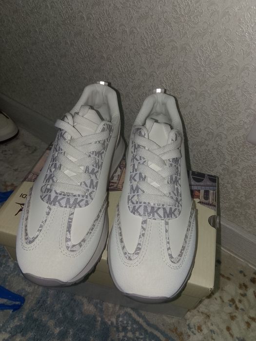 Продам новые кроссовки размер 36