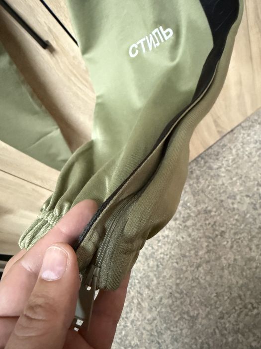 Vand pantaloni Heron Preston.