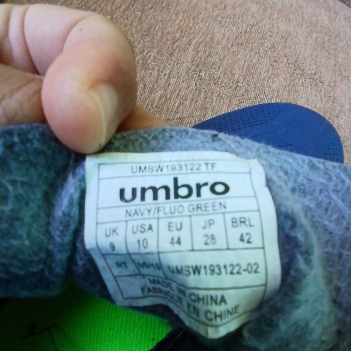 Футболни обувки за изкуствена трева