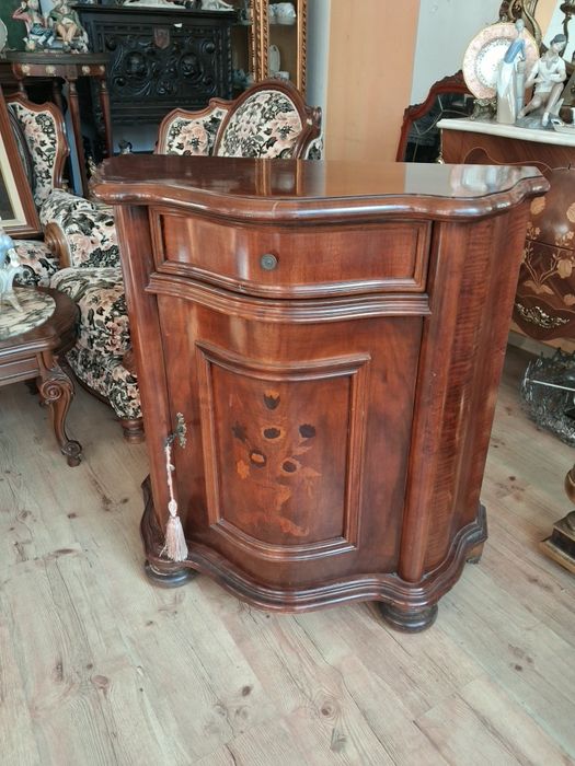 Дървен     скрин