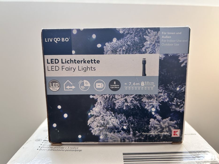 Изкуствена Коледна елха и светещи лампички