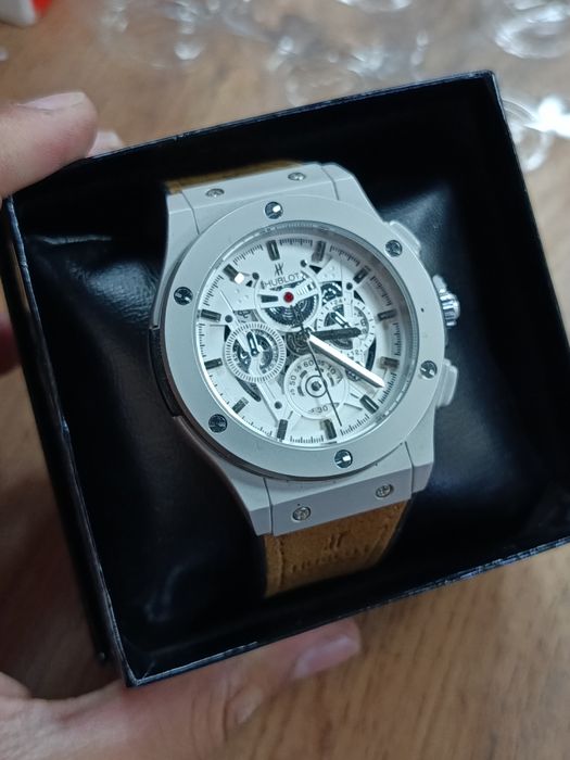 Часы Hublot светящяся