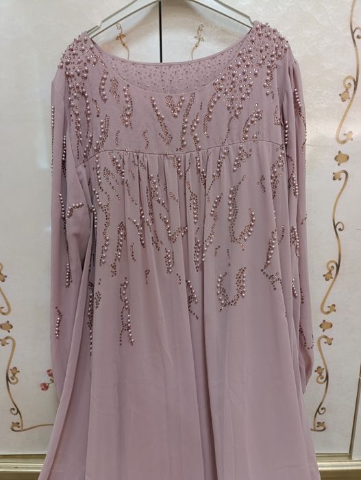 Abaya ichida koynegi bilan
