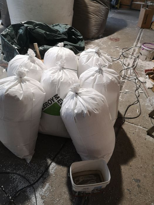 Vand granule polistiren macinat , bile / perle polistiren.