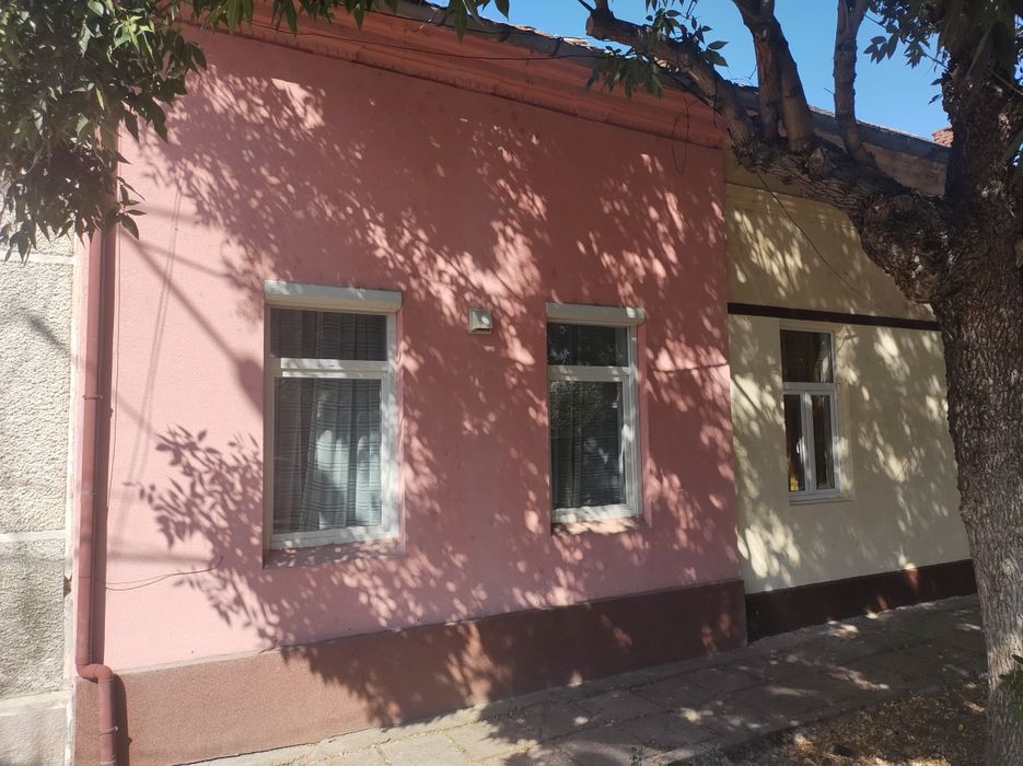 Apartament 1 camera, bucatarie, baie si  hol, mobilat, utilat  si cu gradina