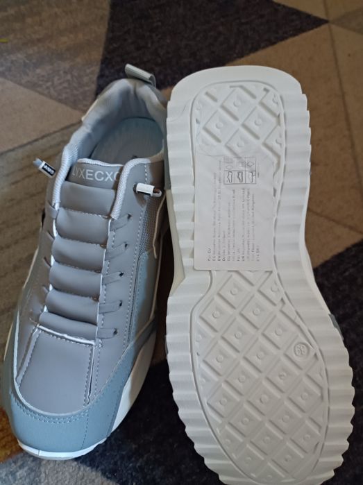 Продам новые кроссовки