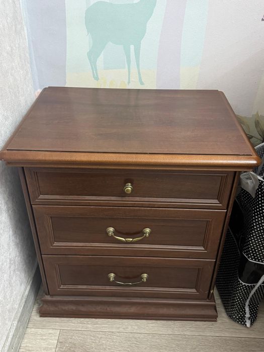 ковер и тумбочка для дома б/у