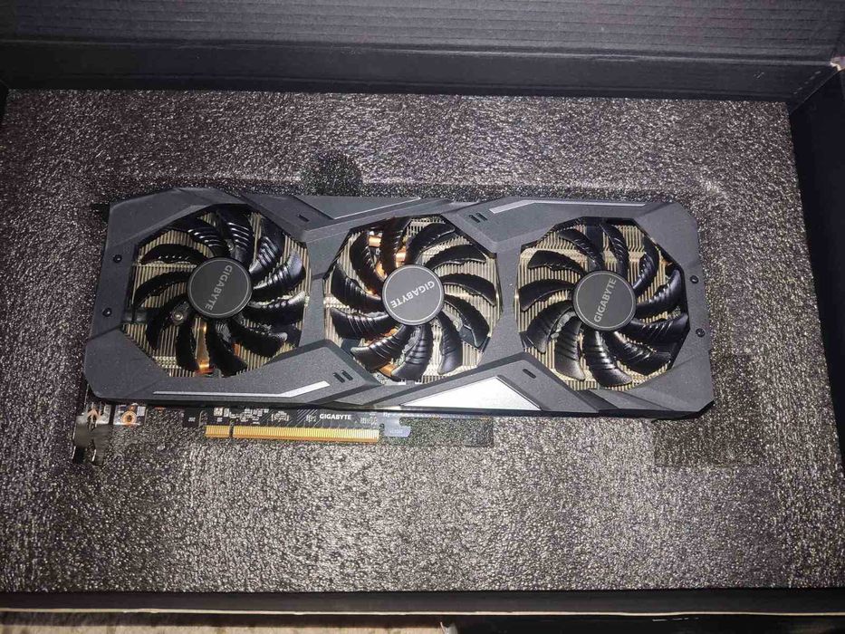Продавам перфектна видеокарта Gigabyte RX 5700 8gb