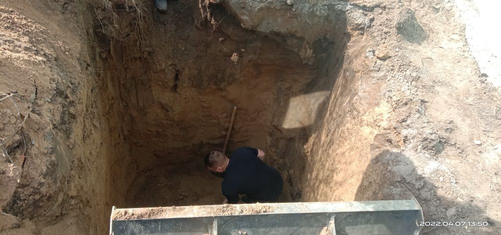 Мини-экскаватор. Опытный экскаваторщик. Павлодарская область