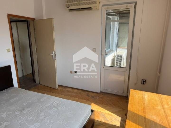 Тристаен апартамент във вход тухлена пломба в кв."Младост" за продажба