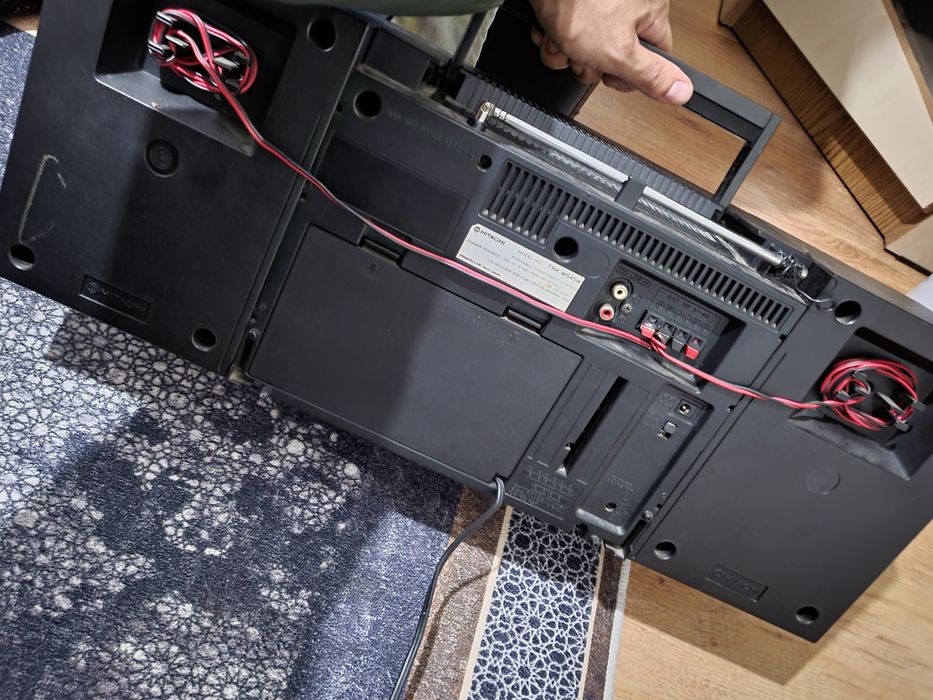 Vând casetofon/Radio HITACHI impecabil