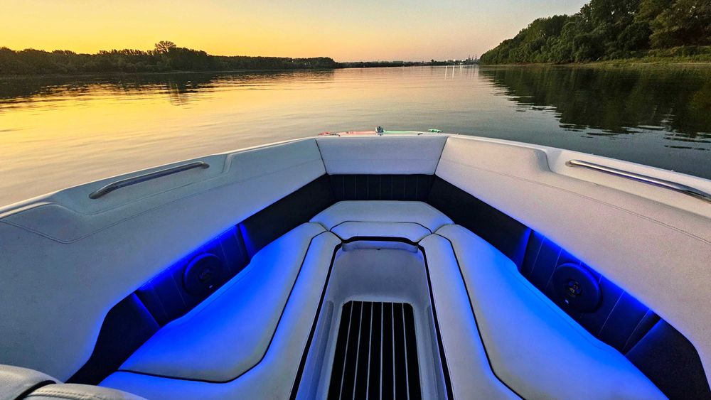 Rinker Q5.Yamaha 300cp.Tower black