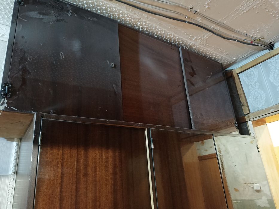 Деревянные доски ,шкаф  на дрова