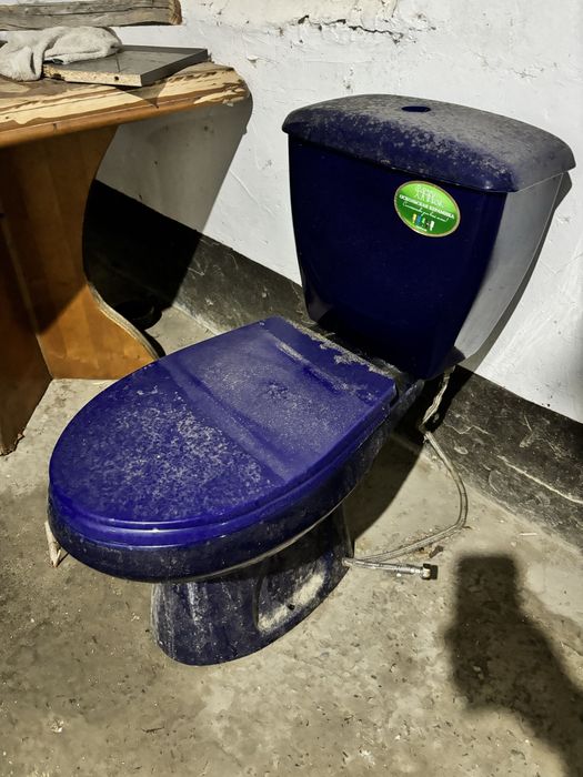 Унитаз синий не разбитый