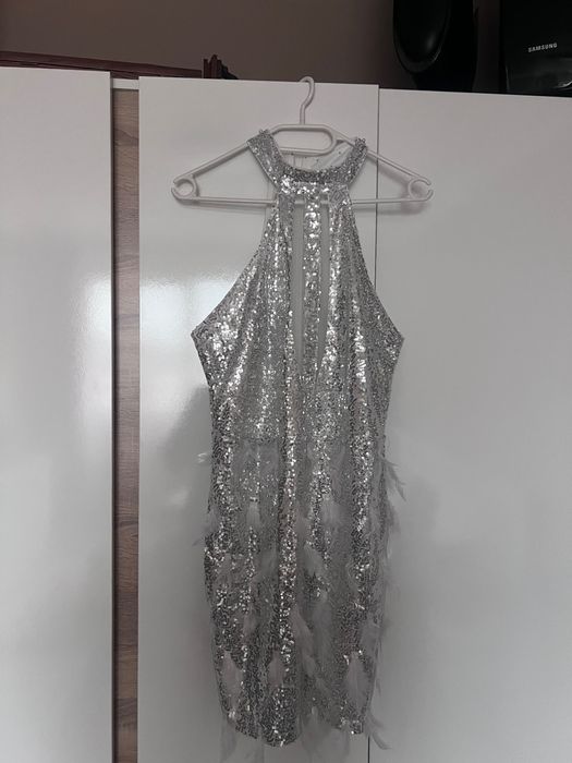 Дамска рокля със сребристи пакети.