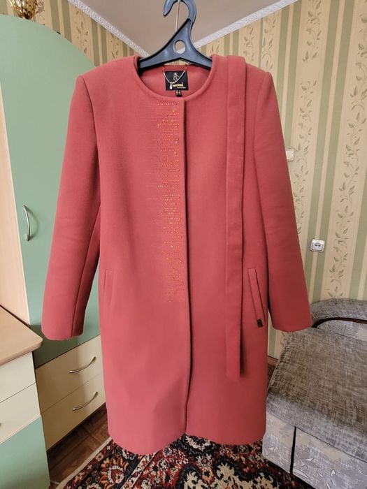 Продается женское пальто, демисезонное