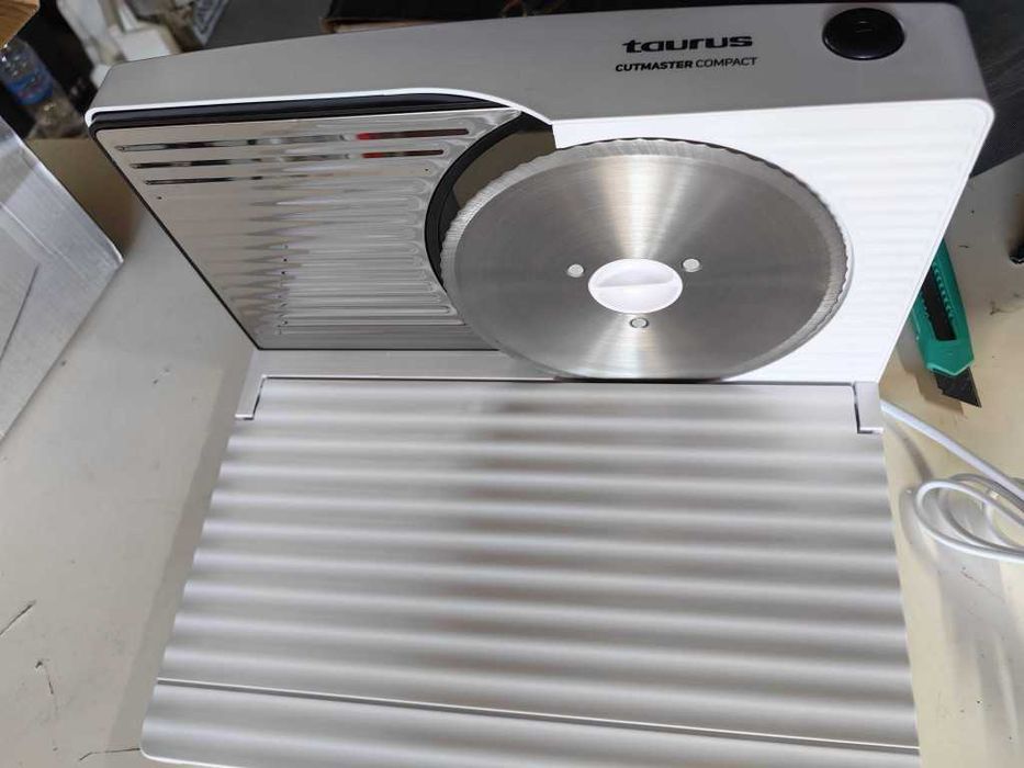 Електрическа резачка за хляб, месо и сирена