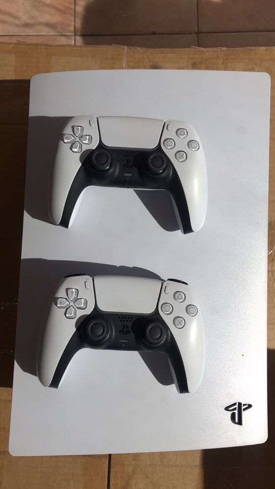 Sony ps5 с 2 джойстика диск версия гр. Пловдив Тракия • OLX.bg