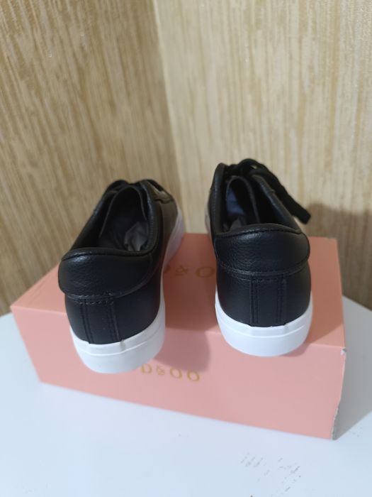 Женские кроссовки