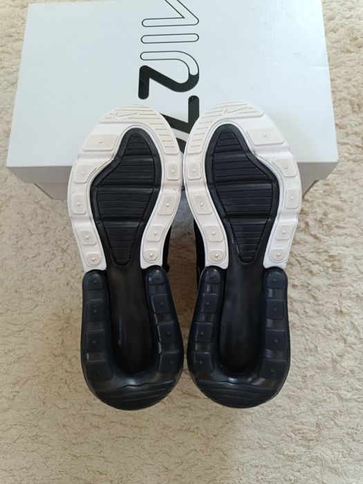 Продам кроссовки оригинал Nike Air Max 270
