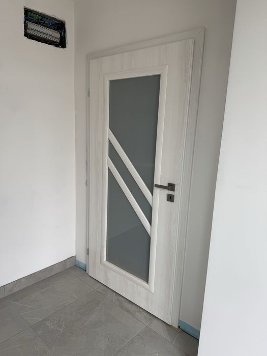 Монтаж на входни и интериорни врати.