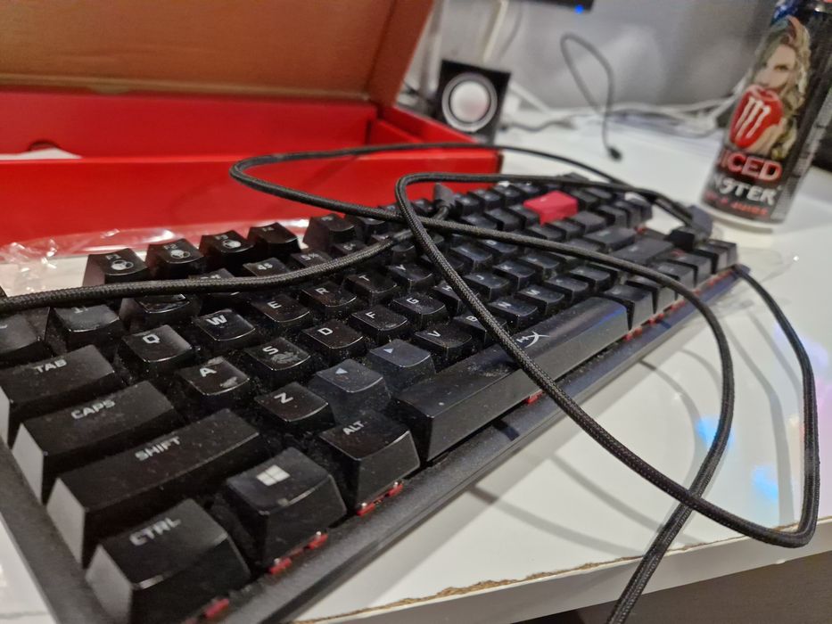 Hyperx Alloy Origins Core с червени суичове