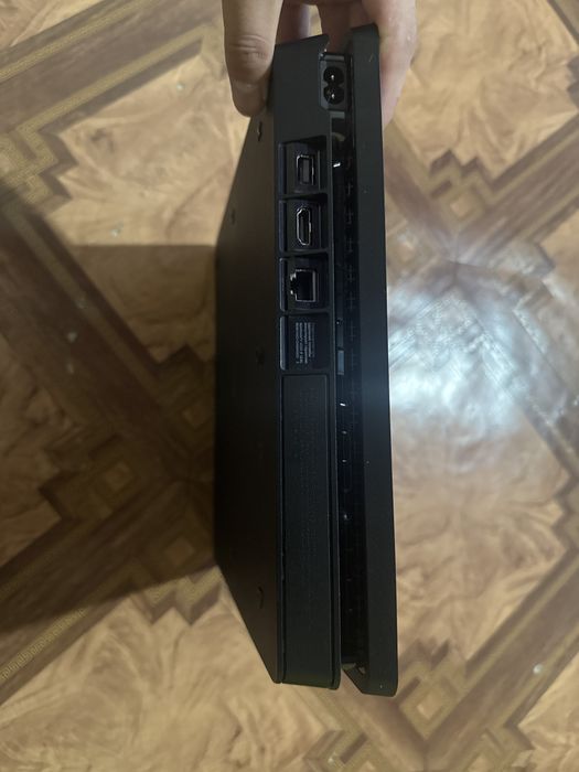 Продам Ps 4 в идеальном состояниии