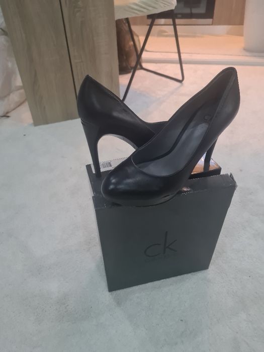 Pantofi noi cu toc de firma.