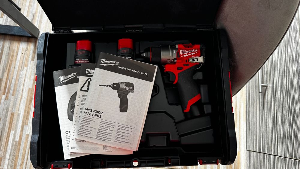 Комплект винтоверт,гайковерт и фенер Milwaukee M12