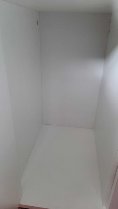 Продавам шкафче подходящо е за документи или други цености