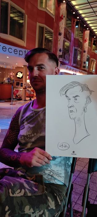 Рисувам карикатури на живо.