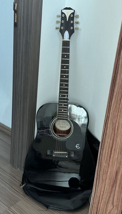 Продается акустическая гитара