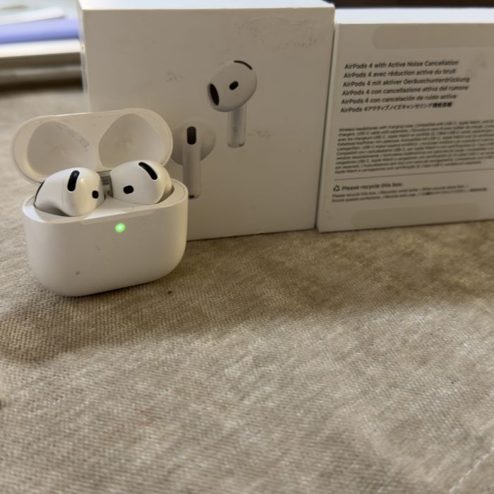 Vand casti airpods  4,aproape noi,