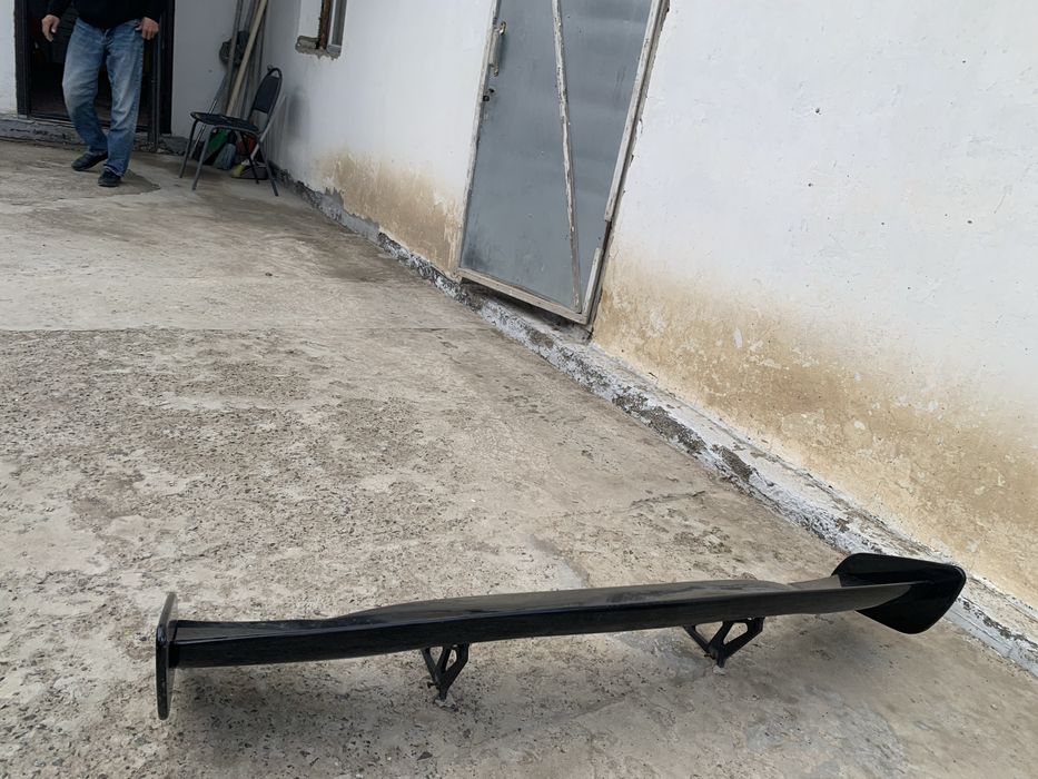 Продаю спойлер новый