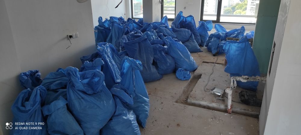 Изхвърляне на строителни и битови отпадъци