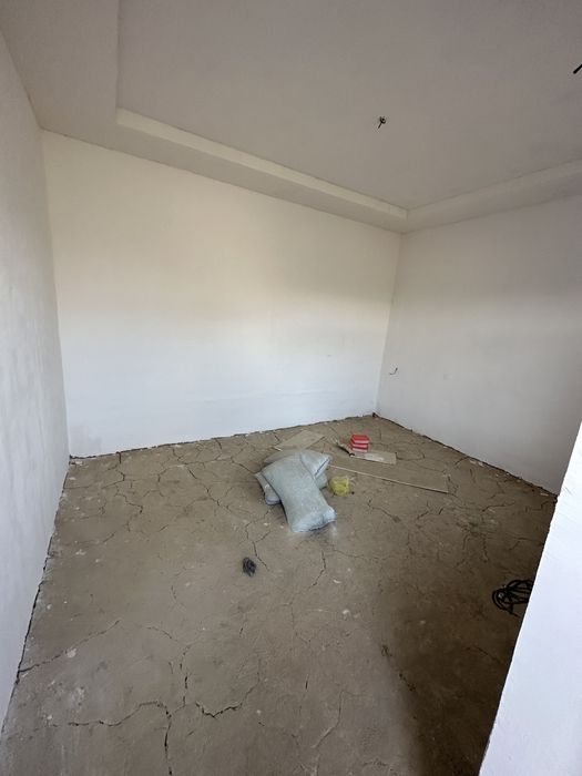 Uy sotiladi Hovli 2ta adeni adeni