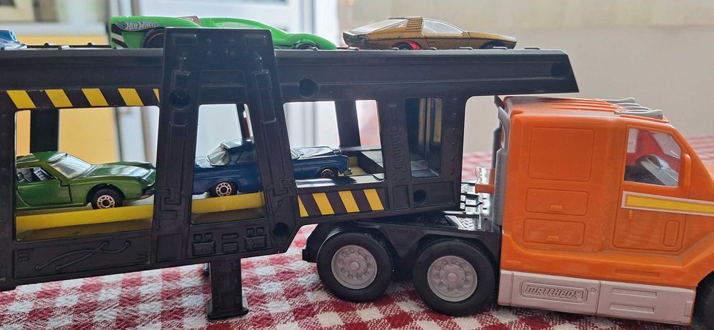 MATCHBOX камион автотранспортер - като нов